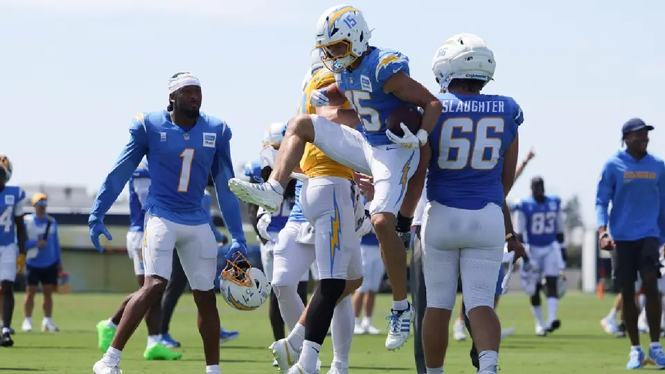 Ofensiva de los Chargers festejando en el entrenamiento ante los 49ers | AP