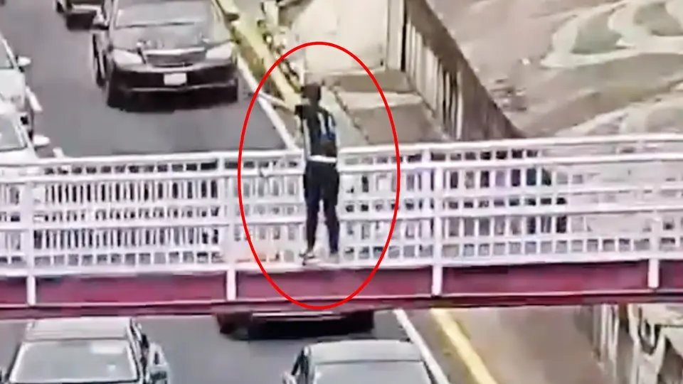 Un joven, de 27 años, amenazaba con lanzarse desde un puente vehicular / Especial