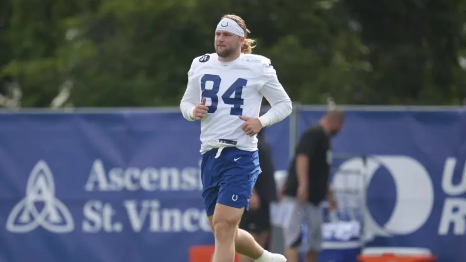 Tyler Warren sufre lesión en práctica conjunta con los Falcons