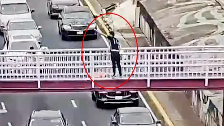 VIDEO: Policías evitan que hombre atente contra su vida en puente peatonal de Viaducto