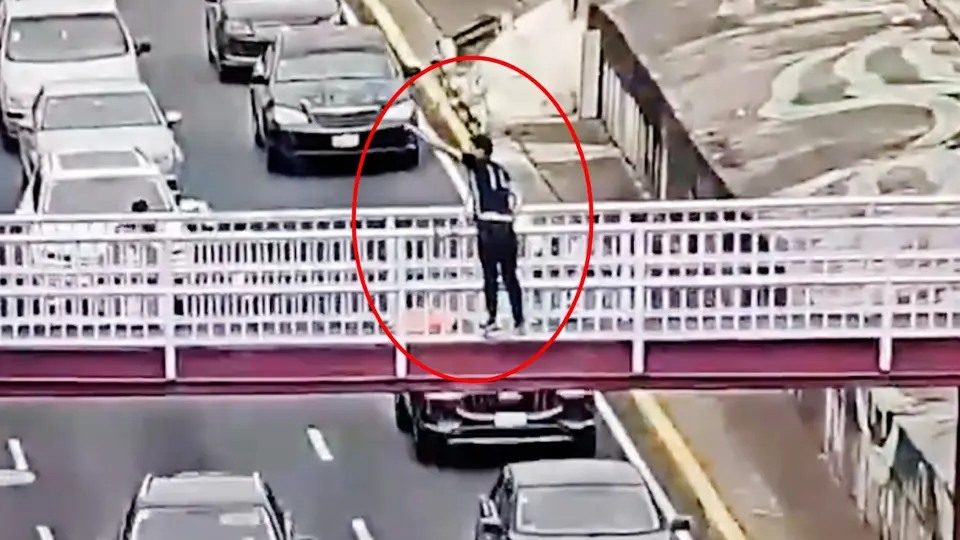 VIDEO: Policías evitan que hombre atente contra su vida en puente peatonal de Viaducto