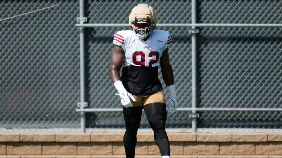 Osa Odighizuwa en un entrenamiento de los 49ers | AP