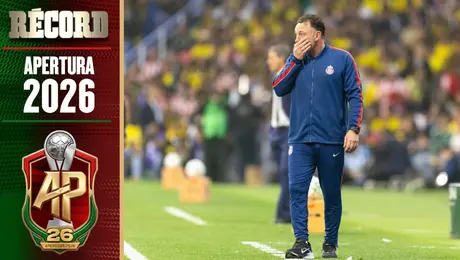 La afición de Chivas estalla contra Milito tras el empate en el Clásico Nacional