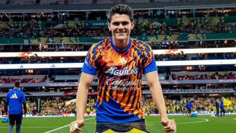 América homenajea a Israel Reyes previo al Clásico Nacional; afición critica en redes