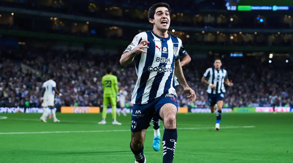 César Garza, jugador de Rayados, en festejo de gol ante Cruz Azul | MEXSPORT