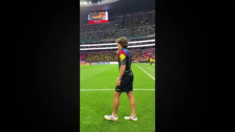 Carlos Álvarez conoce el Estadio Azteca previo al Clásico Nacional