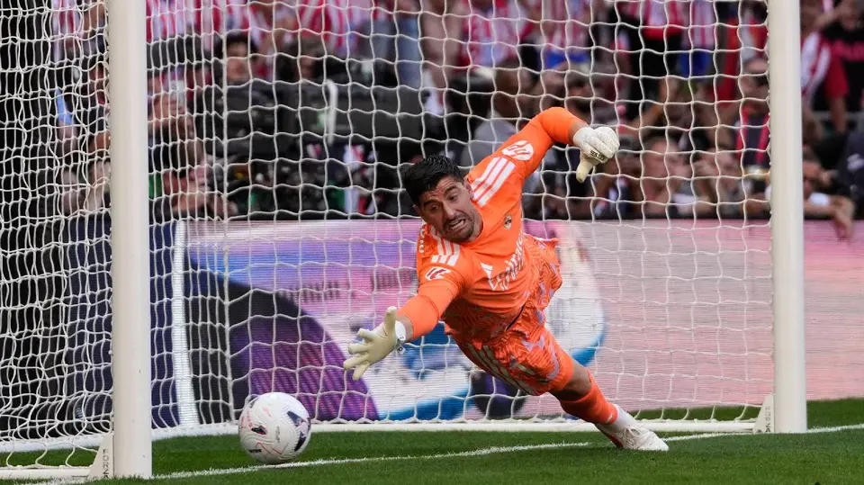 Courtois en penal durante el Derbi de LaLiga | AP