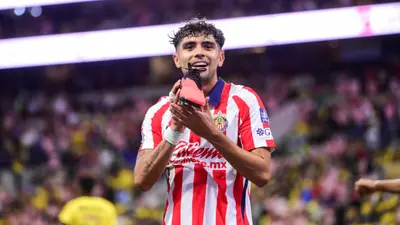 Ricardo Marín festeja como Bofo Bautista, ídolo de Chivas, tras gol ante América