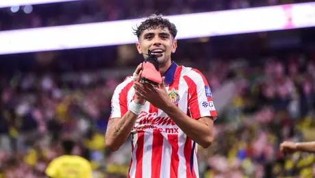 Ricardo Marín festeja como Bofo Bautista, ídolo de Chivas, tras gol ante América