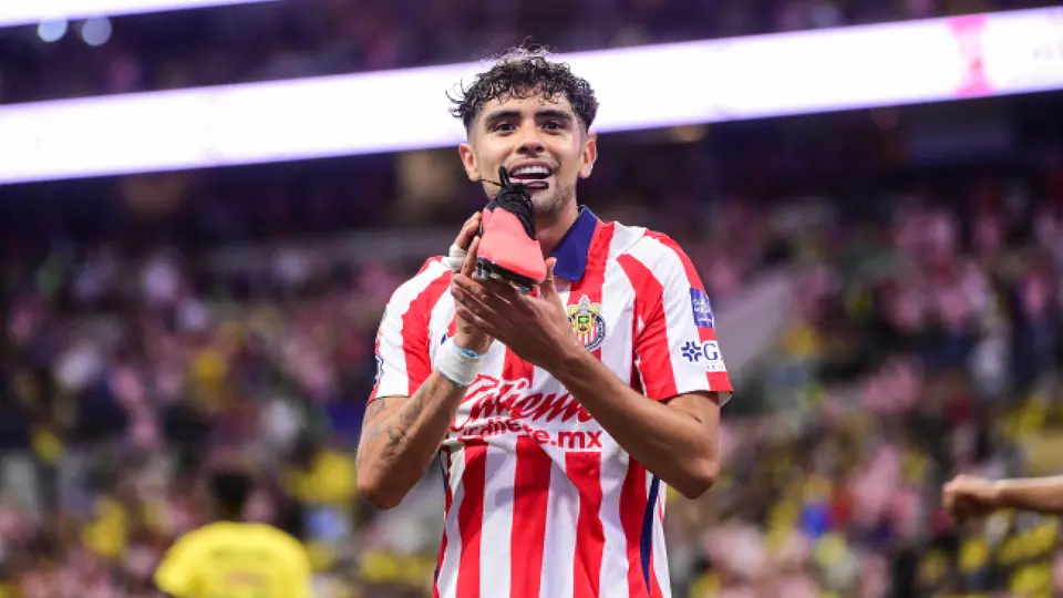 Ricardo Marín festeja como Bofo Bautista, ídolo de Chivas, tras gol ante América