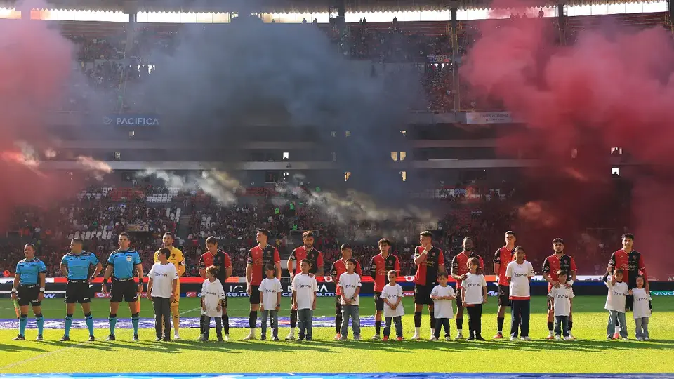 Pirotecnia del Estadio Jalisco deja sin visibilidad los primeros minutos del Atlas vs Pumas