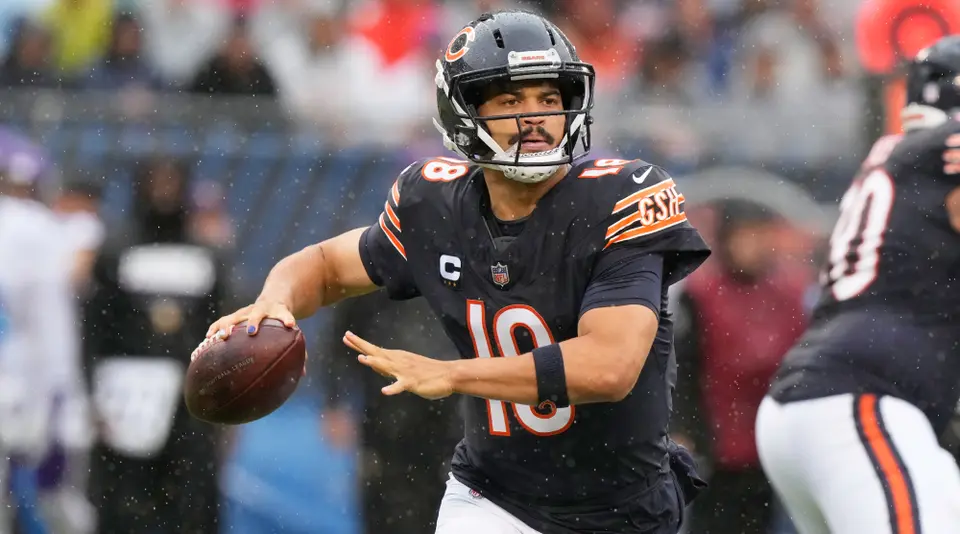 Caleb Williams a punto de lanzar un pase en el juego de los Bears contra los Vikings | AP