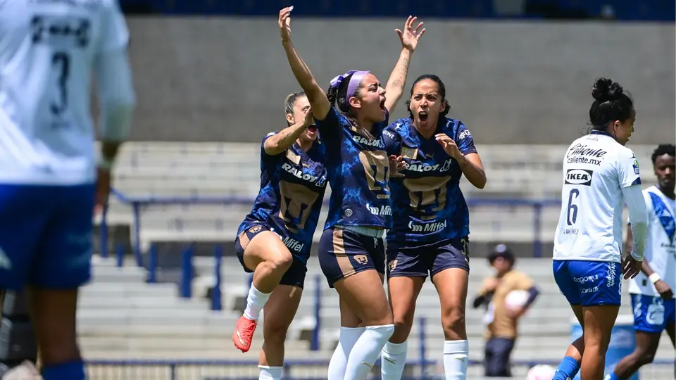 Jugadoras de Pumas felicitan a Ana Mendoza ante Puebla en la Liga Femenil | IMAGO 7