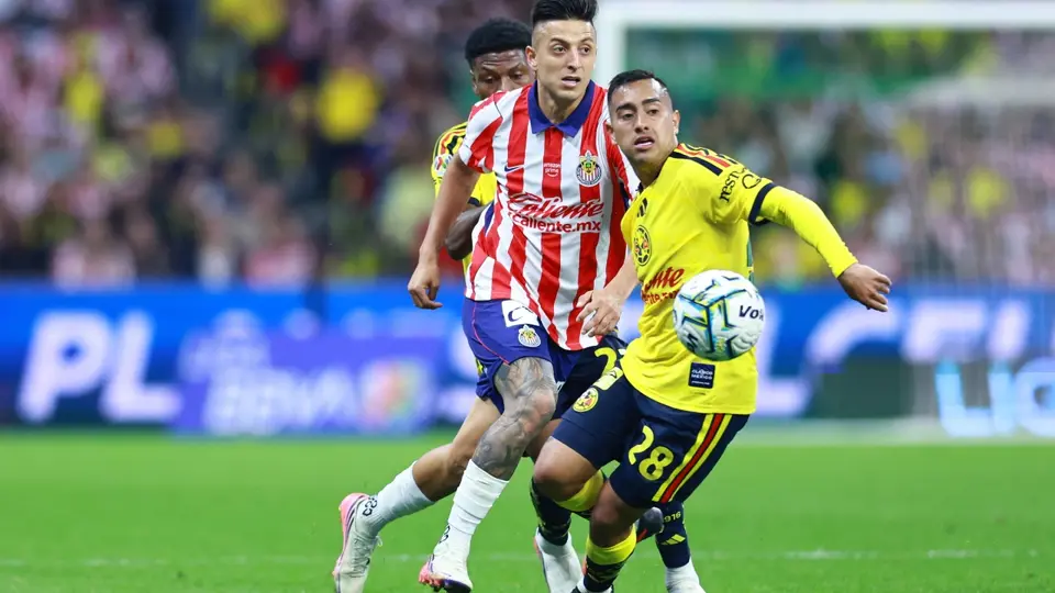 'Piojo' Alvarado y Erick Sánchez en el Clásico Nacional entre Chivas y América | MEXSPORT