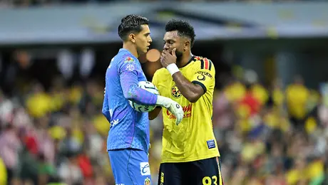 ¿Debió ser expulsado? Foto de Miguel Borja tapándose la boca durante el Clásico Nacional explota en redes
