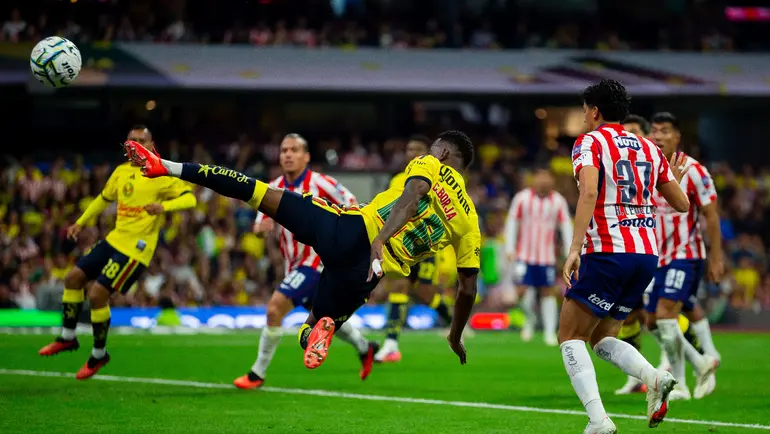 Anotación de chilena de Miguel Borja, de América, ante Chivas, en el Clásico Nacional | MEXSPORT