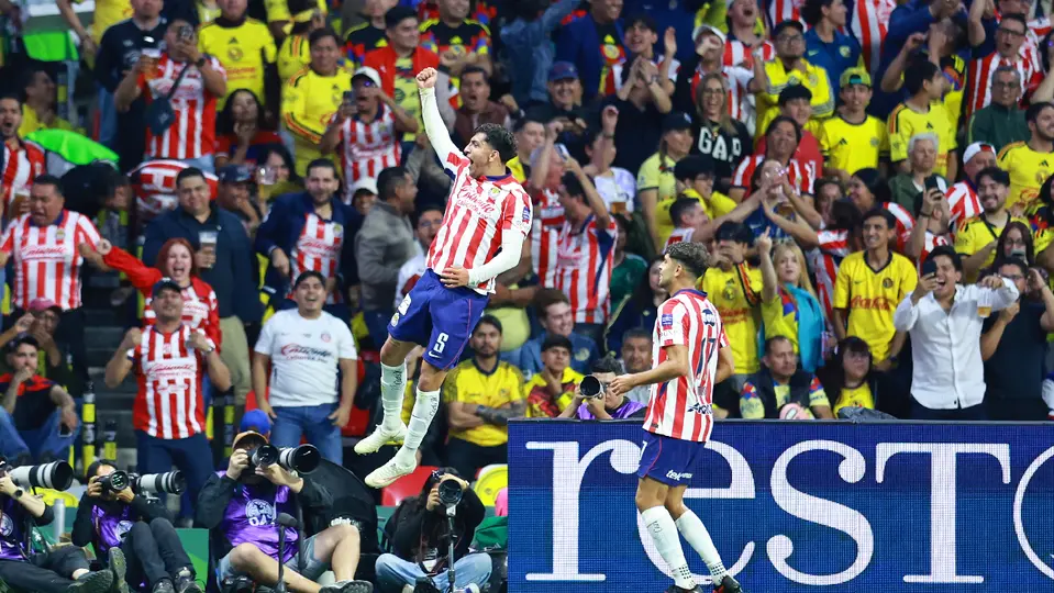 Bryan 'Cotorro' González, jugador de Chivas, en festejo de gol en el Clásico Nacional, ante América | MEXSPORT