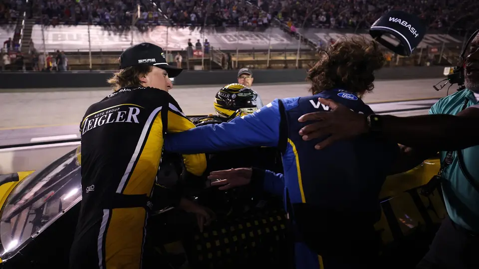 Carson Hocevar soltó un derechazo al otro piloto | @NASCAR