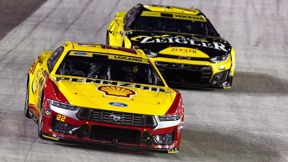 Carson Hocevar por detrás de Joey Logano en la carrera de NASCAR en Bristol | AP