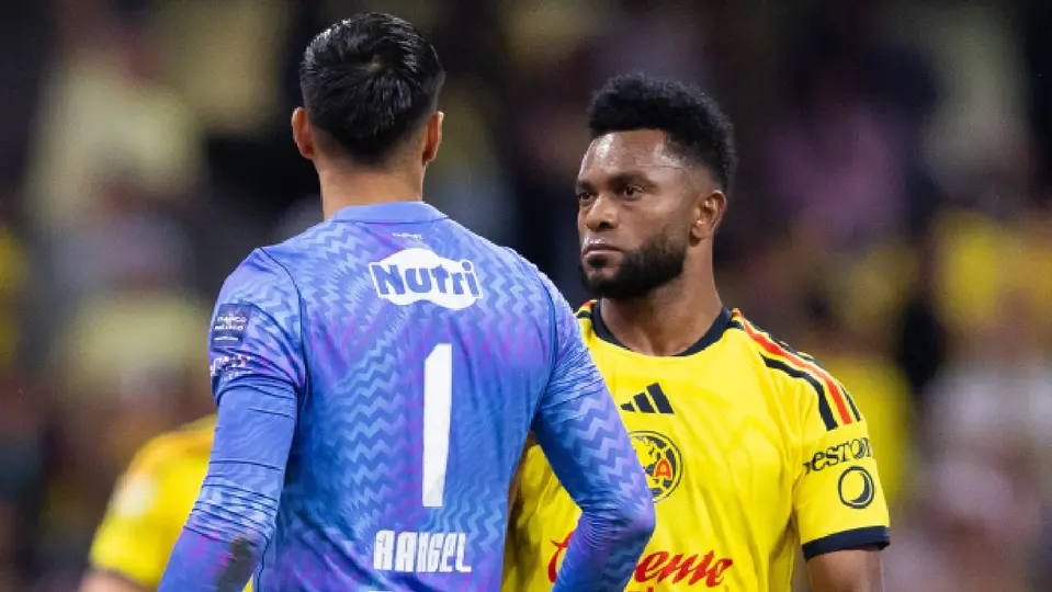 Miguel Borja festeja su doblete ante Chivas en la cara de Raúl 'Tala' Rangel, en el Clásico Nacional, con América | MEXSPORT