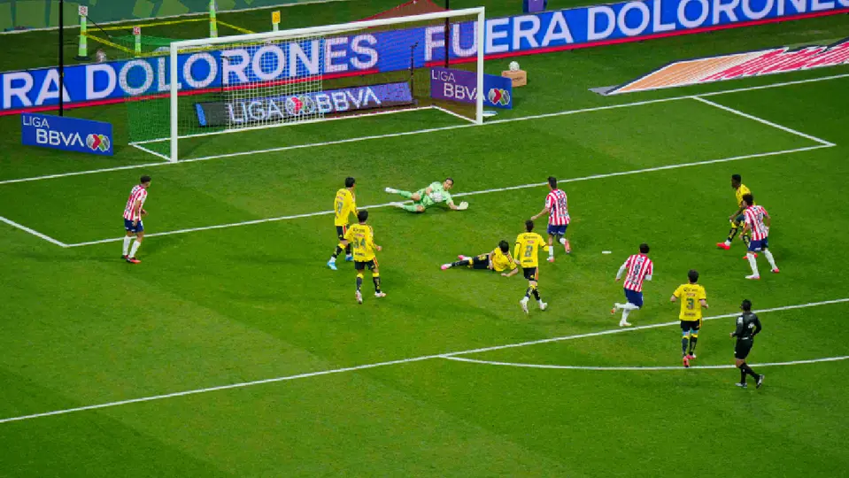 Atajada de Rodolfo Cota a Bryan González en el Clásico Nacional entre América y Chivas | IMAGO7