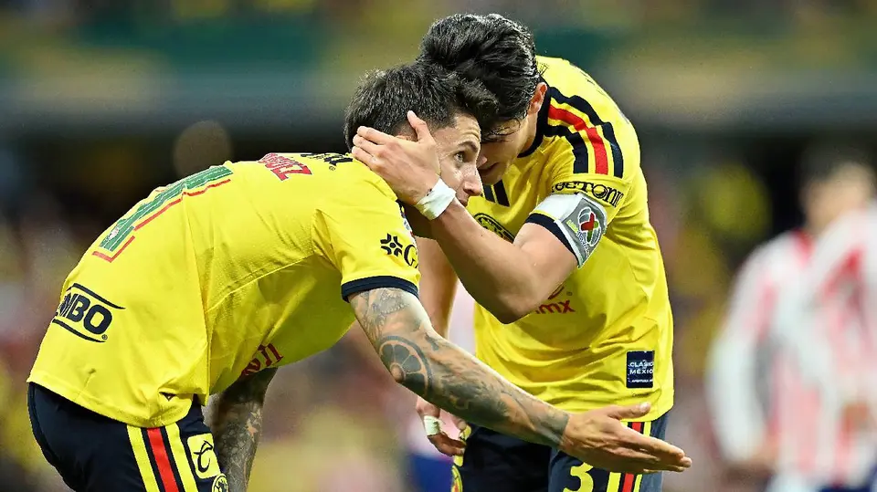 Brian Rodríguez e Israel Reyes en el Clásico Nacional | IMAGO7