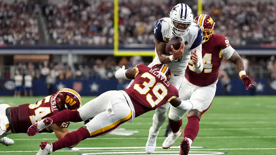 Dak Prescott llevando el balón por tierra ante los Commanders en la Semana 2 de NFL 2026 | AP