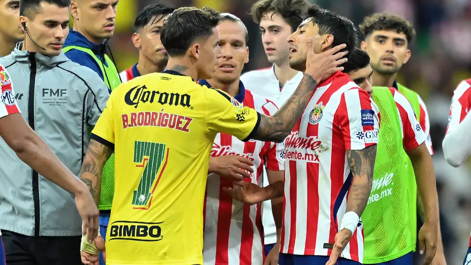 Brian Rodríguez 'se burla' de los aficionados de Chivas tras ser comparado con jugadores del Rebaño