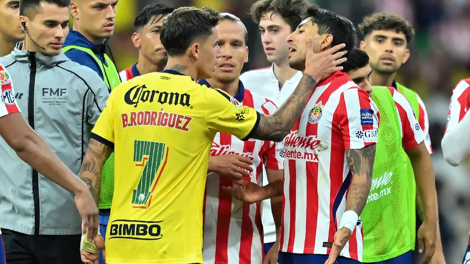 Brian Rodríguez y Omar Govea, jugadores de América y Chivas, respectivamente, en reclamo tras Clásico Nacional | IMAGO7