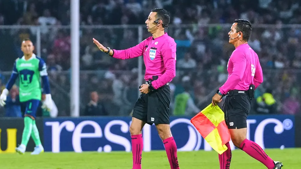 César Arturo Ramos, árbitro mexicano, en el partido de Cuartos de Final del Clausura 2026, entre Pumas y América | IMAGO7