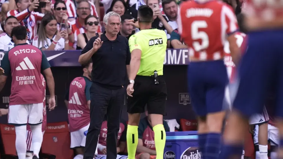 José Mourinho reclama al árbitro en el partido de Atlético contra Real Madrid | AP