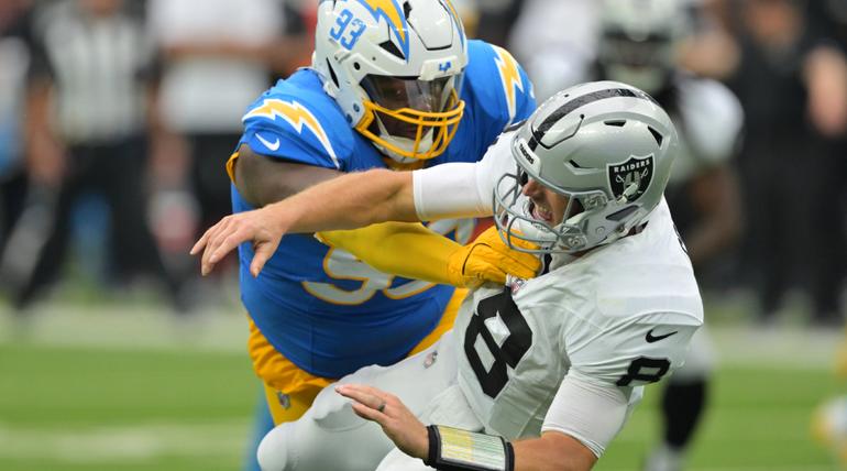 Chargers y Raiders se van empatados a 7 al descanso | AP