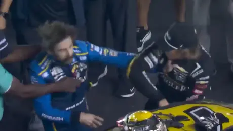 Ryan Blaney y Carson Hocevar terminan en brutal pelea en cierre en Nascar Cup