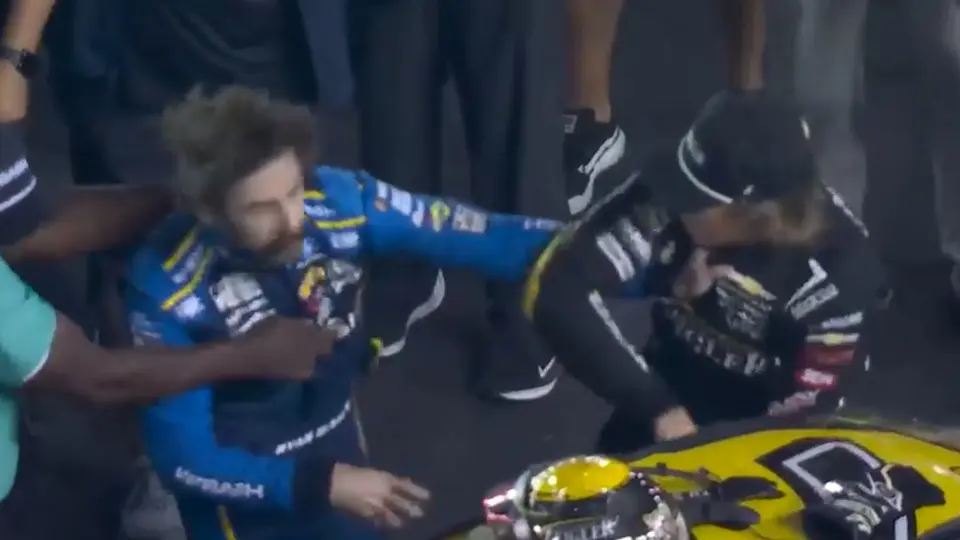 Ryan Blaney y Carson Hocevar terminan en brutal pelea en cierre en Nascar Cup