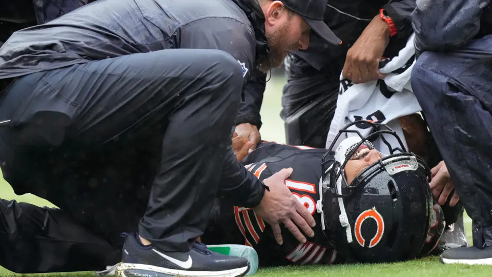 ¿Se cumple la maldición del Madden? Caleb Williams sale lesionado con los Bears