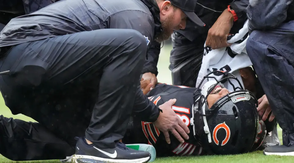 Caleb Williams sale lesionado con los Bears | AP