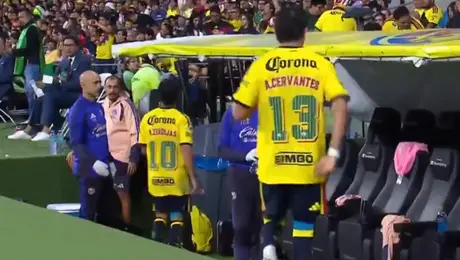 ¿Y esto? Alejandro Zendejas hizo berrinche al ser sustituido en el Clásico ante Chivas
