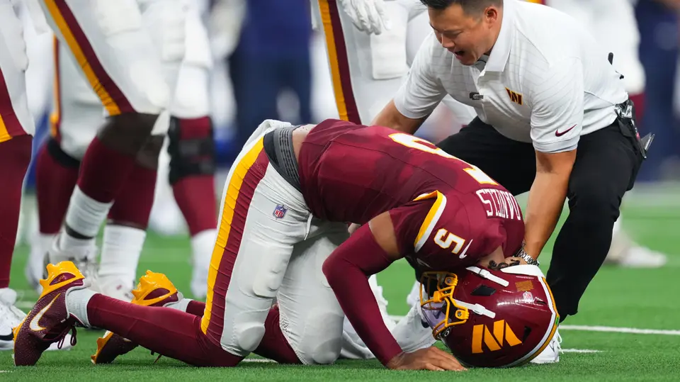 Jayden Daniels sufrió una serie lesión en su codo izquierdo ante Dallas | AP