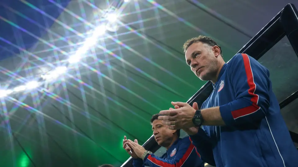 Gabriel Milito en el banquillo de Chivas | MEXSPORT