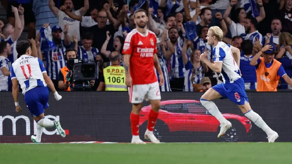 Victor Froholdt y sus compañeros celebrando gol ante Benfica | AFP
