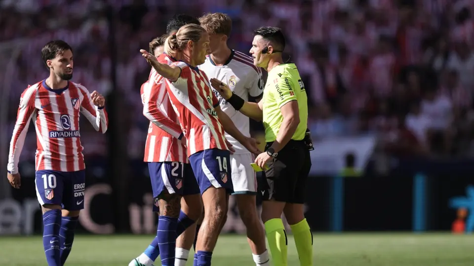 Jugadores de Atlético de Madrid reclaman al árbitro en el partido contra Real Madrid | AP