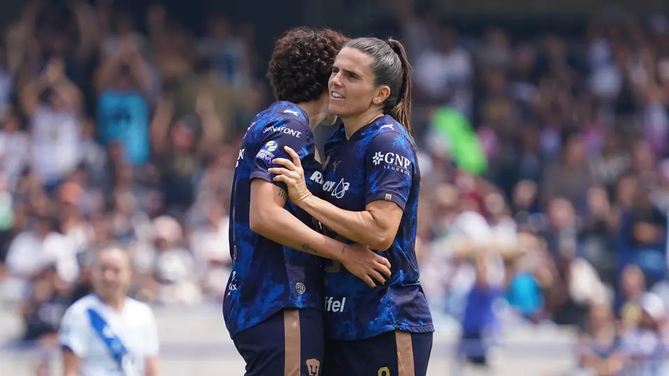 Stephanie Ribeiro y Andrea Pereira en celebración con Pumas | IMAGO 7