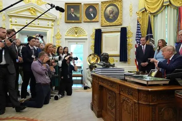 Trump planteó tres posibles nombres para sustituir el término Inteligencia Artificial./@LAtimes