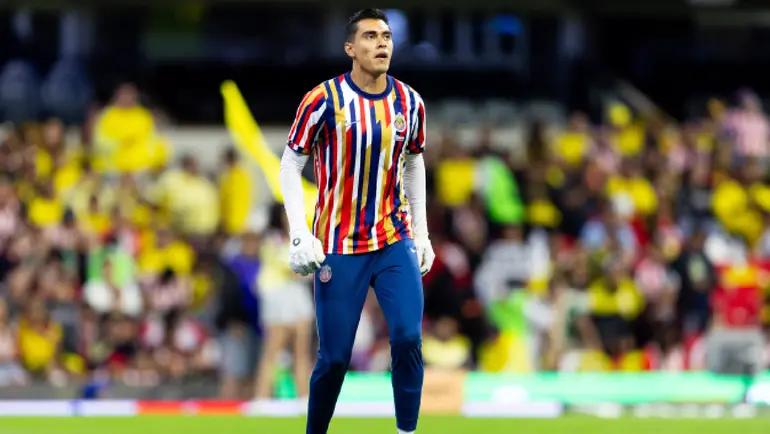 Raúl 'Tala' Rangel, en calentamiento en el Estadio Azteca, previo al Clásico Nacional ante América | MEXSPORT