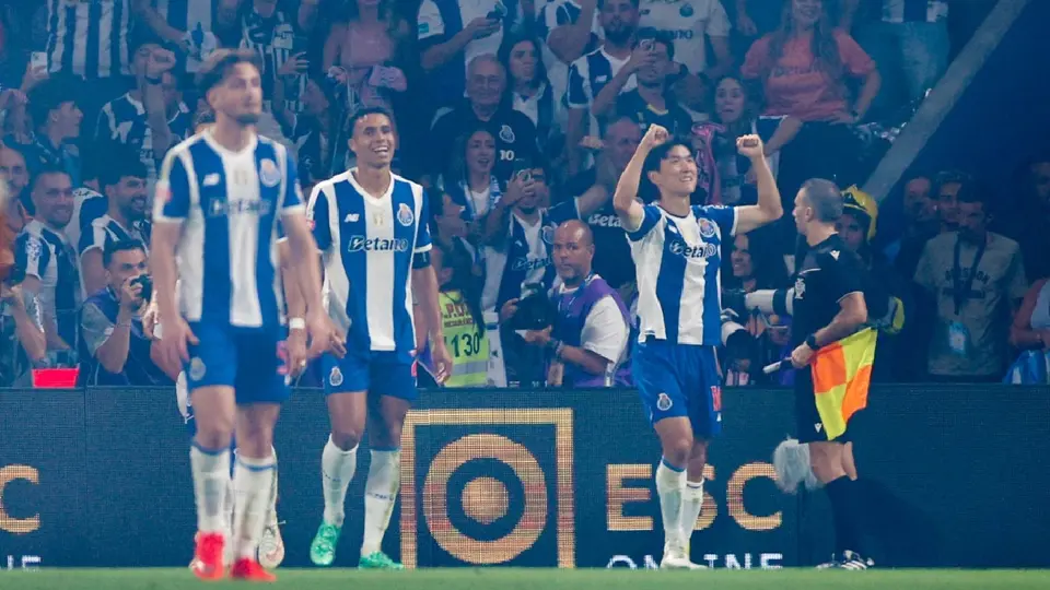 Santiago Giménez se quedó en la banca en triunfo de Porto contra Benfica