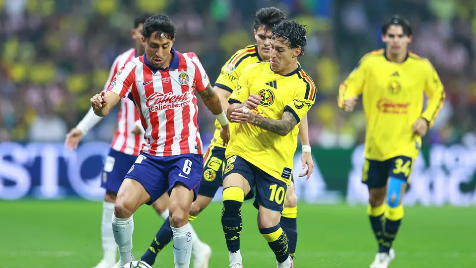 Omar Govea y Alejandro Zendejas, jugadores de Chivas y América, respectivamente, disputando un balón en el Clásico Nacional | MEXSPORT
