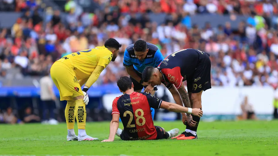 Manuel Capasso, jugador del Atlas, en el terreno de juego tras sufrir una lesión muscular ante Pumas | IMAGO7