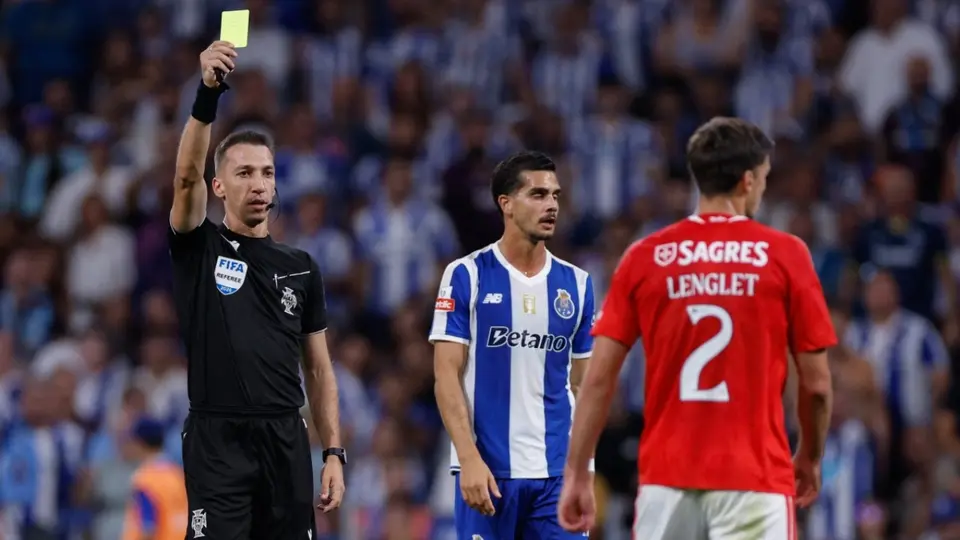 Clément Lenglet recibe la tarjeta amarilla en el partido de Porto contra Benfica | AFP