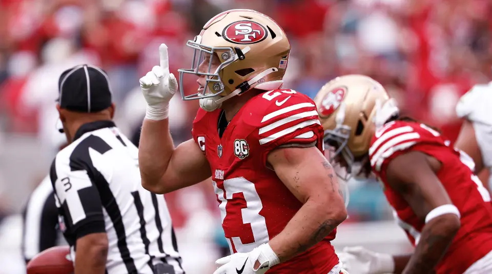 Christian McCaffrey celebra el avance de los 49 ante los Dolphins | AP