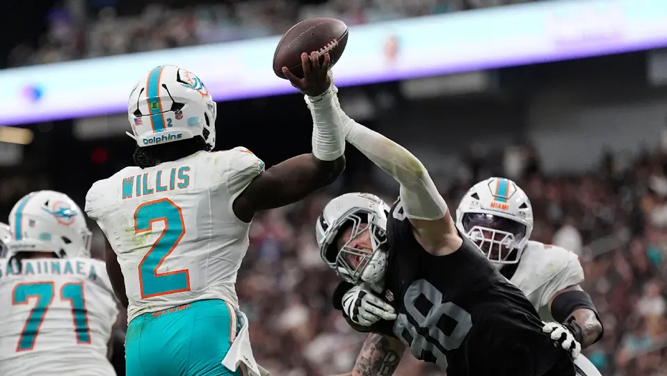 Malik Willis, mariscal de campo de los Miami Dolphins, bajo presión ante Maxx Crosby, en la Semana 1 de la Temporada 2026 de la NFL | AP